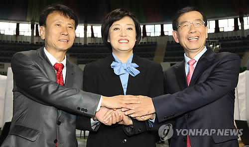 ▲ 지난 2011년 10월 서울시장 보궐선거를 앞두고 민주노동당 최규엽 후보(왼쪽), 민주당 박영선 후보, 박원순 변호사가 손을 맞잡고 있다.ⓒ연합뉴스