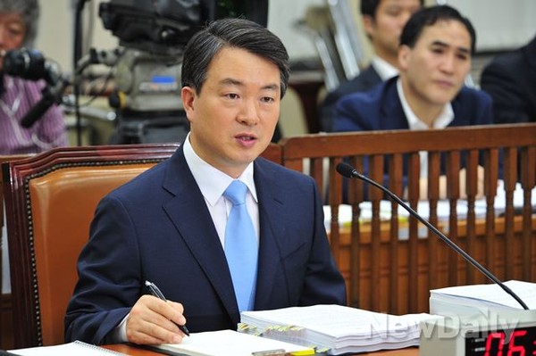 ▲ 13일, 강신명 경찰청장이 '대북전단 살포'논란에 대해 원천봉쇄는 어렵다는 입장을 밝히고 있다.ⓒ 사진 연합뉴스