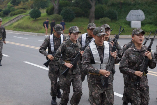 ▲ 사진 가운데 최민정씨가 훈련을 받고 있다.ⓒ해군사관학교