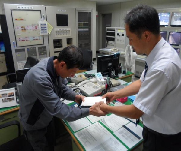 ▲ 대구도시철도공사 박철홍 대리가 지난 3일 철도역에서 현금 450만원을 잃어버린 탑승객(왼쪽)에게 현금을 찾아 건네주고 있다.ⓒ철도공사 제공