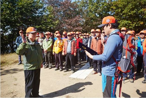 ▲ 이근포 한화건설 사장(사진 왼쪽)을 비롯한 임직원들이 지난 11일 청계산 이수봉에 올라 경영목표달성 및 무재해 결의문을 낭독하고 있다.ⓒ한화건설