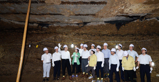 ▲ 새누리당의 주요 당직자들이 서울 송파구 석촌동 지하도로 밑에서 발견된 동공(洞空·지하 동굴)을 찾아가 현장을 둘러보고 있다. ⓒ조선일보 DB