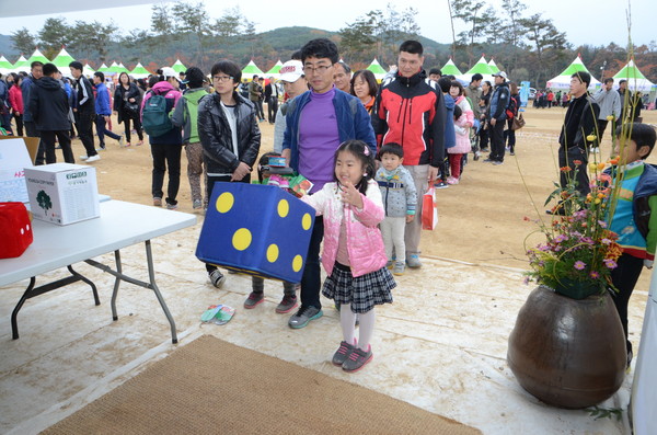 ▲ 청송사과축제에는 본 행사외에 다양한 부대행사가 마련돼 관람객의 눈길을 사로잡는다. ⓒ청송군 제공
