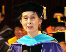 ▲ 대북전단 운동을 주도하는 박상학 자유북한운동연합 대표보다 한 해 앞서 하벨인권상을 수상한 버마의 민주화 운동가 아웅산 수지 여사. 사진은 아웅산 수지 여사가 지난해 방한해 서울대에서 명예박사 학위를 수여받고 있는 모습. ⓒ조선일보 DB