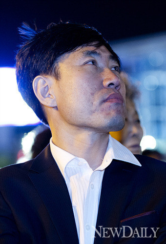 ▲ 대북전단 운동을 주도하는 박상학 자유북한운동연합 대표보다 한 해 앞서 하벨인권상을 수상한 버마의 민주화 운동가 아웅산 수지 여사. 사진은 아웅산 수지 여사가 지난해 방한해 서울대에서 명예박사 학위를 수여받고 있는 모습. ⓒ조선일보 DB