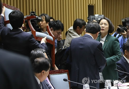 ▲ ▲14일 오전 서울시 국정감사에서 새정치민주연합 임수경 의원의 의자가 부서지는 사고가 발생했다. 옆 자리에 앉아 있던 유대운 새정치민주연합 의원은 고장난 의자에 다쳐 손에 피가 나는 부상을 당했다. ⓒ 사진 연합뉴스