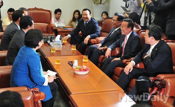 ▲ 14일 오전에 열린 여야 원내지도부 회동에서 새누리당 이완구 원내대표가 폭소를 터뜨리고 있다. 오른쪽줄 오른쪽부터 새누리당 윤영석 원내대변인, 김재원 원내수석부대표, 새정치민주연합 백재현 정책위의장, 새누리당 이완구 원내대표. ⓒ뉴데일리 이종현 기자