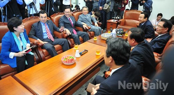 ▲ 14일 오전에 열린 여야 원내지도부 회동에서 참석자들이 새정치민주연합 서영교 원내대변인의 말을 들으며 미소짓고 있다. 왼쪽 줄 왼쪽부터 새정치민주연합 서영교 원내대변인, 안규백 원내수석부대표, 새누리당 주호영 정책위의장, 새정치민주연합 우윤근 원내대표. ⓒ뉴데일리 이종현 기자