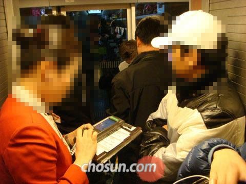 ▲ (자료사진) 서울에서 부산으로 가는 KTX 열차에서 코레일 승무원이 입석 승객들의 표를 확인하고 있다. ⓒ조선일보 DB