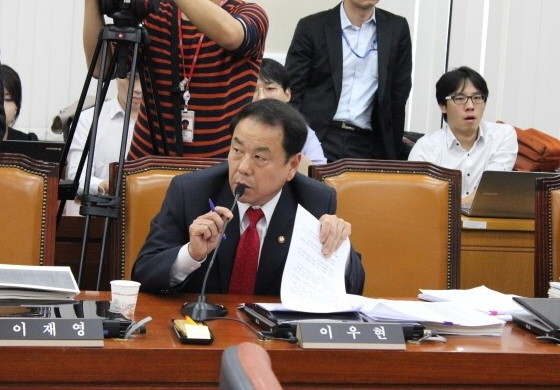 ▲ 국회 국토교통위원회 국정감사에 참석한 새누리당 이우현 의원이 질의를 하는 모습. ⓒ이우현 의원실 제공