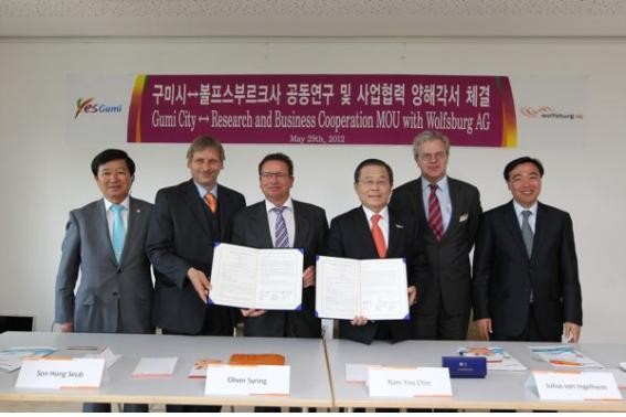 ▲ 사진은 2012년 공동연구개발에 관한 구미시와 볼프스부르크AG의 MOU 체결 당시 모습.ⓒ구미시 제공