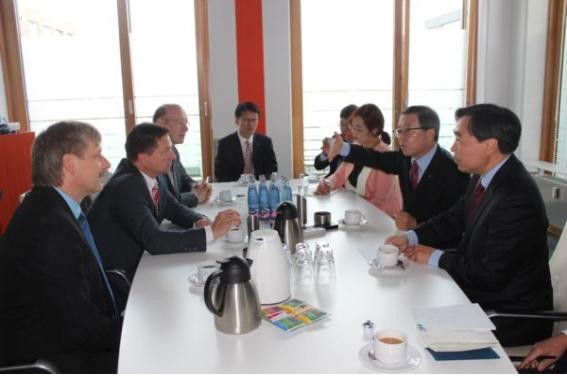 ▲ IZB 2014(폭스바겐 국제자동차부품전시회) 참석중인 남유진 구미시장이 13일 독일 현지에서 볼프스부르크AG사의 올리버 시링(Oliver Syring) 사장을 비롯한 임원들과 간담회를 갖고 있다.ⓒ구미시 제공