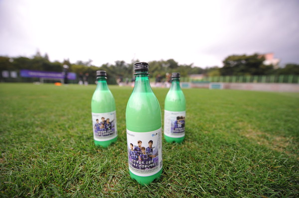 ▲ 프로축구 1부리그(K리그 클래식) 인천 유나이티드 선수들의 모습이 들어간 인천 지역 막걸리 '소성주'.ⓒ인천 유나이티드