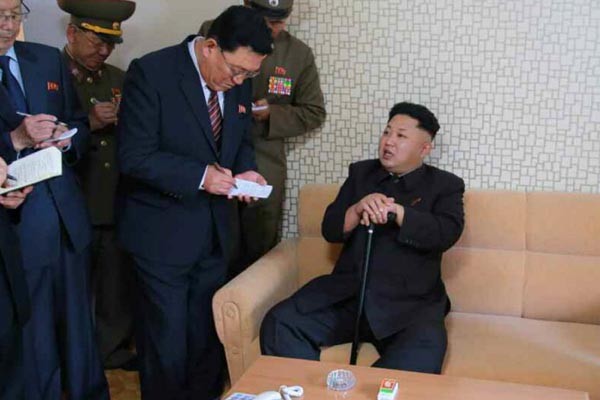 ▲ 북한 선전매체들이 14일 보도한 사진 가운데 하나. 지팡이를 짚은 김정은이 떠들고 있다. ⓒ北선전매체 보도화면 캡쳐