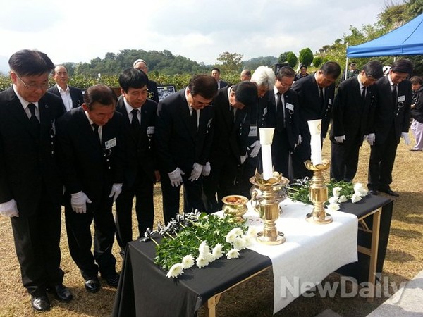 ▲ 추모식에 참석한 인사들이 고인들의 넋을 위로하는 묵념을 올리고 있다.  ⓒ 뉴데일리 조광형 기자