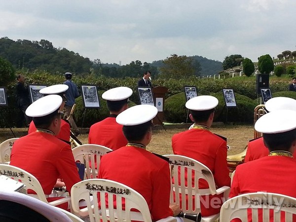 ▲ 추모행사에 참여한 군악대 사이로 '우익인사 학살 현장'을 찍은 사진들이 보인다.   ⓒ 뉴데일리 조광형 기자