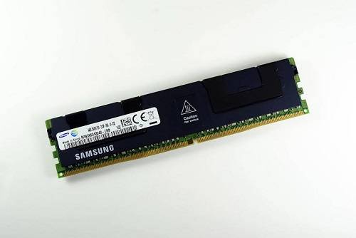 ▲ 14일 증권과 전자업계에 따르면 최근 PC용 서버에 차세대 초고속 메모리인 DDR4가 채택되면서 반도체 수요 급증으로 이어질 것으로 보인다. 사진은 TSV 기반 64GB DDR4 서버용 D램 모듈. ⓒ삼성전자 제공