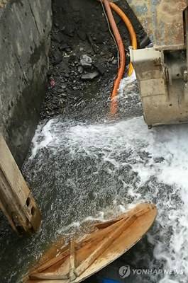 ▲ 파열된 상수도관.ⓒ연합뉴스