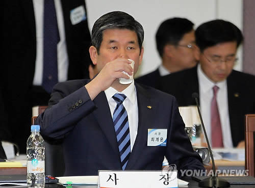 ▲ 14일 대전 한국수자원공사 본사에서 국회 국토교통위원회 수공 국정감사가 열린 가운데 최계운 수공 사장이 감사에 앞서 물을 마시고 있다.ⓒ연합뉴스