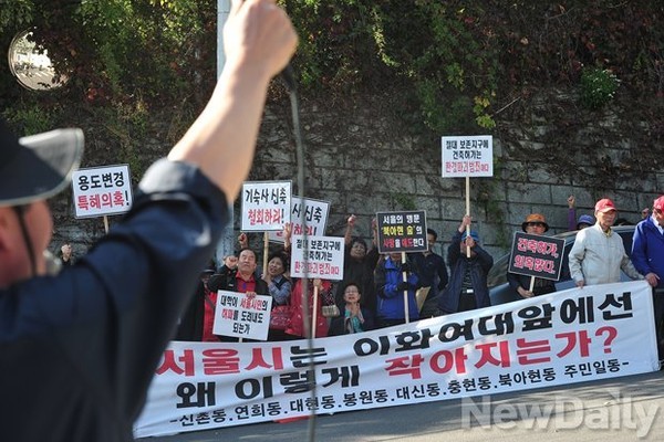 ▲ 국민행동본부가 14일 오후 서울 서대문구 신촌동에 위치한 이화여대 산학협력관 앞에서 북아현숲 학살 현장 규탄 기자화견을 열었다. ⓒ 뉴데일리 정재훈 기자