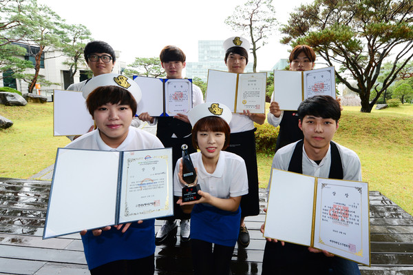 ▲ 대구보건대 호텔외식조리학부 학생들이 최근 치러진  ‘월드커피칵테일챔피언십’과 ‘전국학생바리스타챔피언쉽’에서 금상과 은상을 차지하는 성적을 거뒀다.ⓒ대구보건대 제공