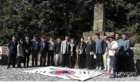 ▲ 물망초는 10월 9일 경기도 연천에 있는 UN군 화장터에서 도산 안창호 선생이 마지막까지 간직한 1890년대의 태극기를 헌정하는 행사를 열었다. 2014.10.9 ⓒ 물망초 제공