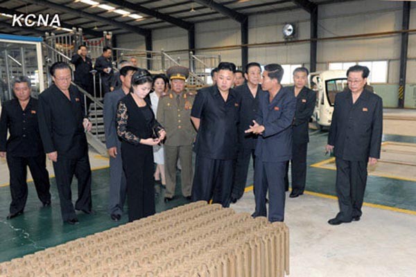 ▲ 북한 여성들은 70년대 김일성의 '교시' 때문에 바지를 입을 수 없었다. 2009년 8월 여성들의 바지 착용이 허용됐지만, 최근 다시 금지됐다고 한다. 사진은 김정은과 함께 현지지도를 간 이설주가 바지를 입은 모습. ⓒ北선전매체 조선중앙통신 보도화면 캡쳐