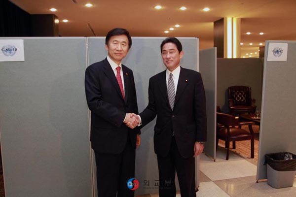 ▲ 지난 9월 25일(현지시간) 뉴욕에서 열린 유엔총회에서 만난 윤병세 외교부 장관과 기시다 후미오 日외무상. 일본은 이렇게 악수를 하면서도 한국의 '뒤통수'를 치는 '종족특성'을 보이고 있다. ⓒ외교부 트위터 캡쳐