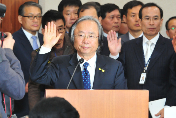 ▲ 15일 국회 농림축산식품해양수산위원회 국정감사에 출석한 이주영 해양수산부 장관이 선서를 하고 있다. ⓒ뉴데일리 이종현 기자