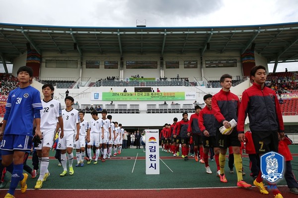 ▲ 경기장으로 입장하는 수원공고 선수들과 포항제철고 선수들.ⓒ대한축구협회