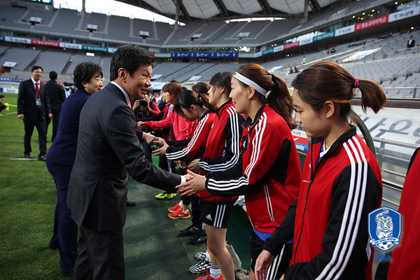 ▲ 대한축구협회 정몽규 회장이 대학여자축구동아리 선수들을 서울월드컵경기장으로 초청해 격려하고 있다.ⓒ대한축구협회