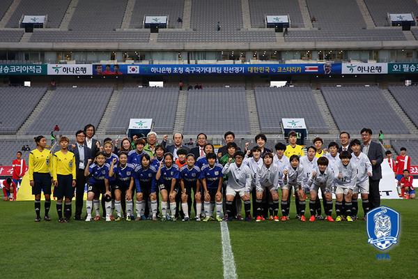 ▲ 서울대(파란색), 숙명여대(흰색) 여자축구동아리 선수들.ⓒ대한축구협회