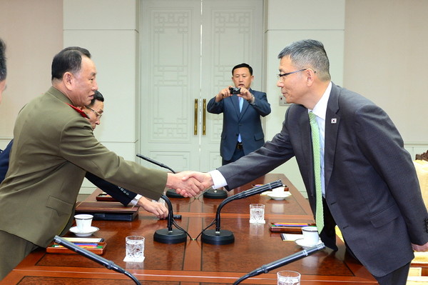 ▲ 우측부터  류제승 국방부 정책실장과 김영철 국방위원회 서기실 책임참사 겸 정찰총국장이 회담에 앞서 악수를 하고 있다.ⓒ국방부