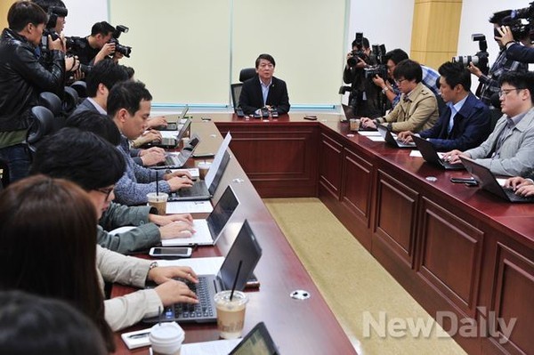 ▲ 15일 의원회관 제6간담회실에서 송호창 의원의 조강특위 철수를 발표하고 있는 새정치민주연합 안철수 전 공동대표 ⓒ뉴데일리 이종현 기자