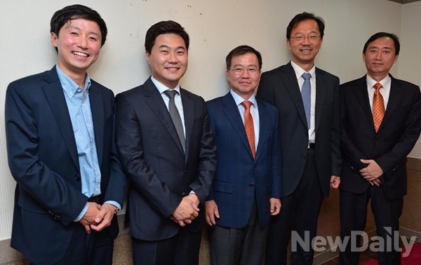 ▲ 세월호 유족대책위 전 임원진에게 집단구타를 당한 피해자 이모씨의 무료변론을 맡은, ‘헹복한 사회를 위한 변호사 모임’(행변) 소속 변호사들이, 카카오톡의 영장 거부 방침에 강한 우려를 나타냈다.(왼쪽부터) 성빈, 강래형, 김기수, 차기환, 이인철 변호사 ⓒ 뉴데일리 정상윤 기자