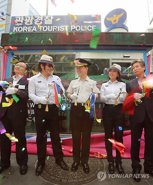 ▲ ▲서울 명동 입구에서 열린 관광경찰 명동센터 개소식에서 강신명 서울지방경찰청장(왼쪽 세 번째)과 김기홍 문화체육관광부 관광국장(왼쪽 첫 번째), 일일 명예 관광경찰로 임명된 배우 김보성(왼쪽 두 번째)씨, 가수 박혜신(왼쪽 네 번째)가 참석해 박수를 치고 있다. ⓒ연합뉴스 DB