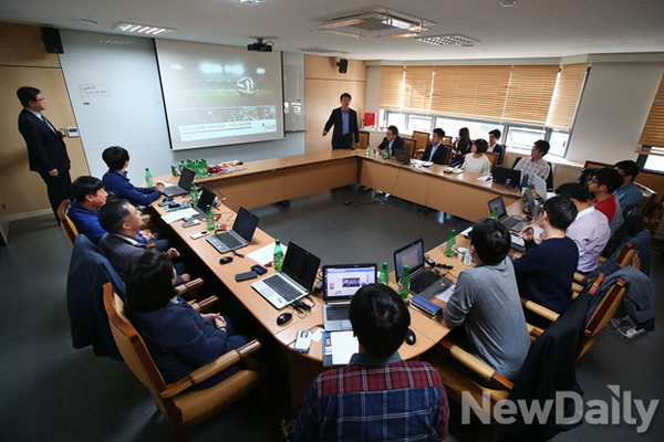 ▲ 한국프로축구연맹은 2015년 K리그 챌린지에 참가하는 서울 이랜드 FC 사무국 직원을 대상으로 한 워크샵에서 연맹 각 분야 담당자가 주요 제도 및 규약·규정, 실무 사례를 공유하고 서울 이랜드 FC 직원들과 질의응답하는 시간을 가졌다. 사진은 ’신생구단 지원 워크샵‘에 참가하고 있는 한국프로축구연맹과 서울 이랜드 FC 직원.ⓒ프로축구연맹