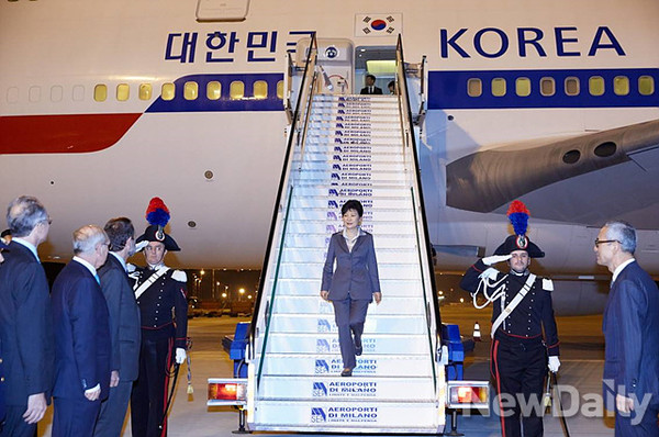 ▲ 박근혜 대통령이 15일(현지시간) 이탈리아 밀라노에 도착, 환영 행사를 받고 있다. ⓒ 뉴데일리