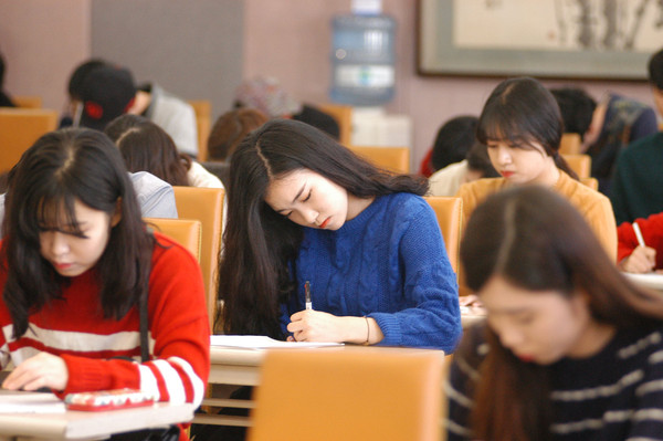 ▲ 영진전문대가 실시한 제1회 인문학백일장에서 재학생들이  ‘청춘’이라는 시제로 진지하게 글을 쓰고 있다.ⓒ영진전문대 제공