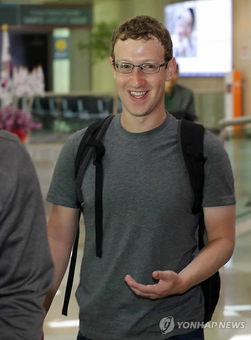 ▲ 삼성전자는 페이스북의 마크 저커버그(Mark Zuckerberg) 최고경영자(CEO)와 셰릴 샌드버그(Sheryl Sandberg) 최고운영책임자(COO)를 비롯한 경영진이 15일 수원 '삼성 디지털시티'를 방문했다. ⓒ연합뉴스