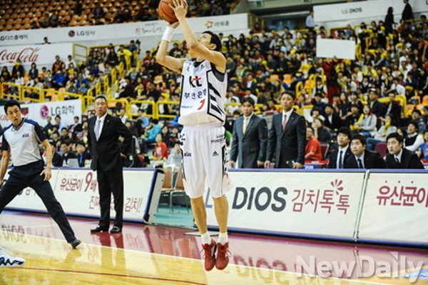 ▲ 부산KT 소닉붐의 가드 윤여권이 3점슛을 시도하고 있다.ⓒ프로농구연맹
