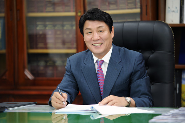 ▲ 강대식 동구청장. 8년간 구의회 의원과 동구의장을 지내 동구 속사정을 누구보다 잘 안다. 하지만 그는 밤낮없이 동구 발전을 위해 고민하고 노력한다.ⓒ뉴데일리