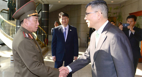 ▲ 15일 경기 파주시 판문점 우리 측 평화의 집에서 열린 남북 군사당국자 접촉 회담에서 남측 대표인 류제승 국방부 국방정책실장(오른쪽)과 북측 대표인 김영철 국방위원회 서기실 책임참사 겸 정찰총국장(왼쪽)이 악수하고 있다. 김 정찰총국장은 2010년 천안함 폭침 사건과 연평도 포격 도발을 주도한 것으로 알려진 인물이다. 국방부 제공