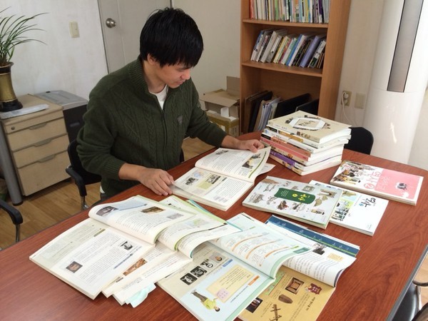 ▲ “충청남도 천안군에서 반일봉기에 앞장서서 싸우다가 일제경찰에게 체포된 16살의 녀학생인 류관순은 재판정에서도 재판의 부당성을 견결히 단죄하였으며 감옥안에서도 굴함없이 싸우다가 희생되였다.”(리인형, 『조선역사6』, 교육도서출판사, 주체91, p. 24.). 사진은 스토리케이 이종철 대표가 해당 내용을 프린트로 출력, 밑줄을 그어가며 꼼꼼히 읽은 흔적. ⓒ 뉴데일리 김태민 기자