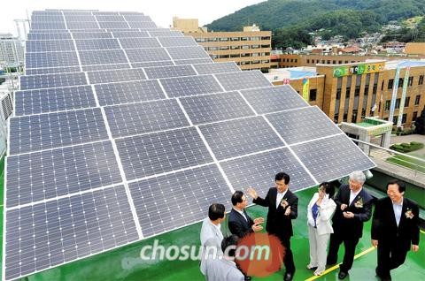 ▲ 신재생에너지 사용을 늘리기 위해 도청 서관 옥상에 태양광 발전시설을 설치한 충청북도. ⓒ조선일보 DB