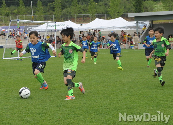 ▲ 최강희 축구교실 선수들.ⓒ전북 현대 모터스