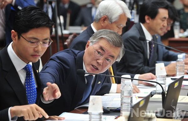 ▲ 국방부에서 열린 국방위 국정감사에서 새정치민주연합 김광진(왼쪽) 의원과 문재인 의원이 나란히 앉아 있다.ⓒ뉴데일리 정재훈 기자