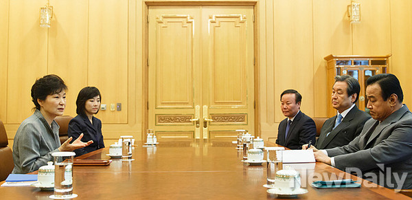▲ 박근혜 대통령과 김무성 대표가 국회 현안을 논의하는 모습 ⓒ뉴데일리