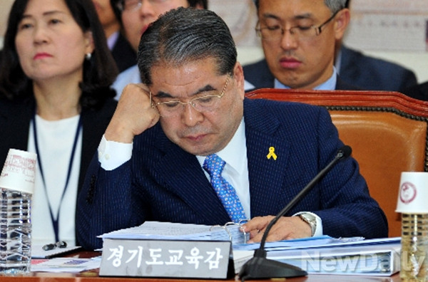 ▲ 이재정 경기교육감이 16일 오전 여의도 국회에서 열린 교육문화체육관광위원회의 서울·경기·강원교육청에 대한 국정감사에서 의원들의 의사진행발언을 듣고 있다. ⓒ뉴데일리 이종현 기자