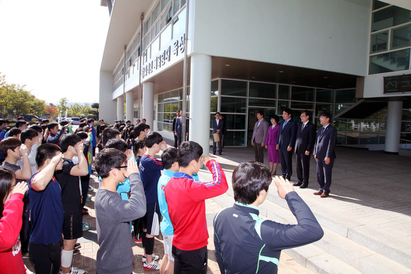 ▲ 대구시의회 교육위원회가 대구체고를 방문해 선수들을 격려했다.ⓒ시의회 제공